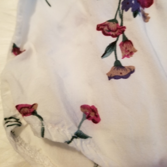 Maroon jumper with a flowery blouse - Picture 4 of 4